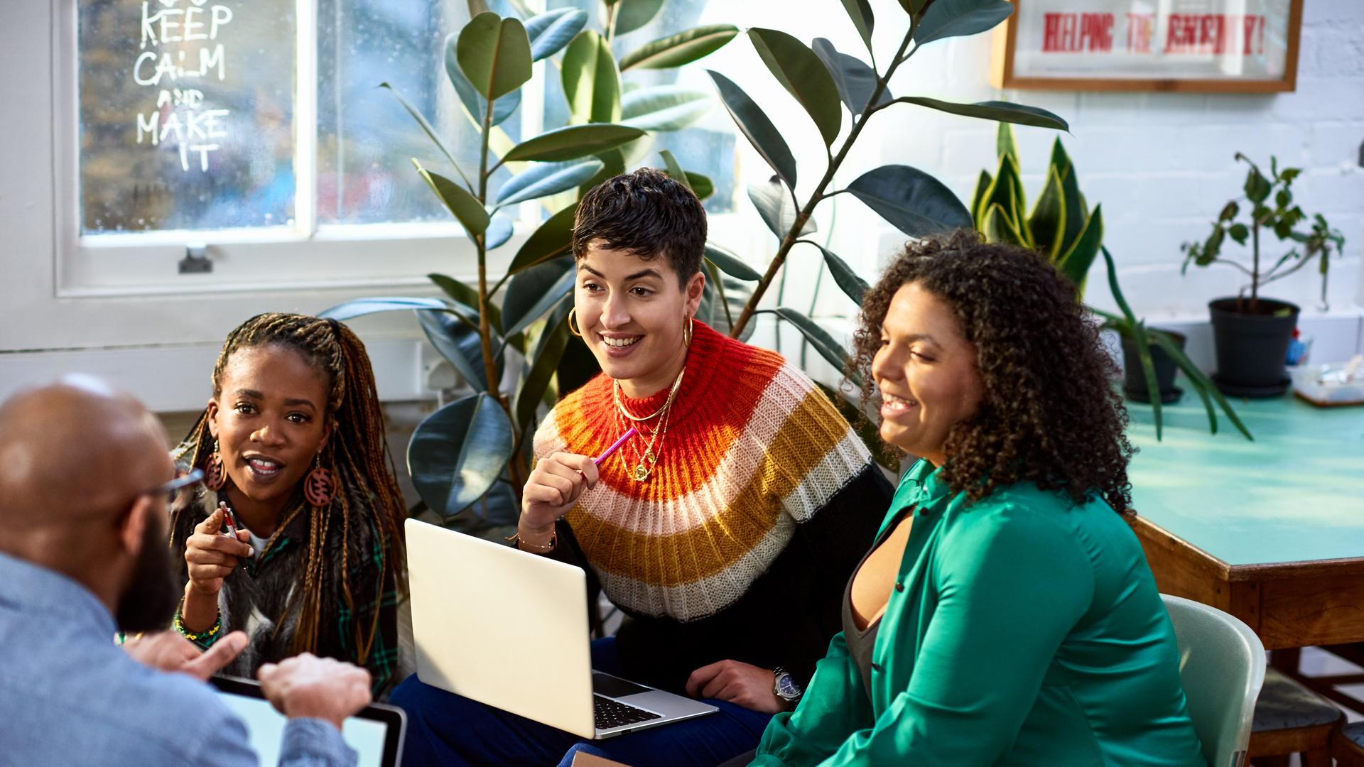 Business women talking to male colleague, informal meeting