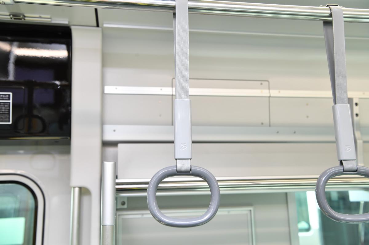 先入観を持たず、ひとつずつ利用者の乗車体験を見直した。つり革の形状を楕円にすることで、長時間の使用でも痛くなりにくい仕様とした(2016年度グッドデザイン賞受賞)。