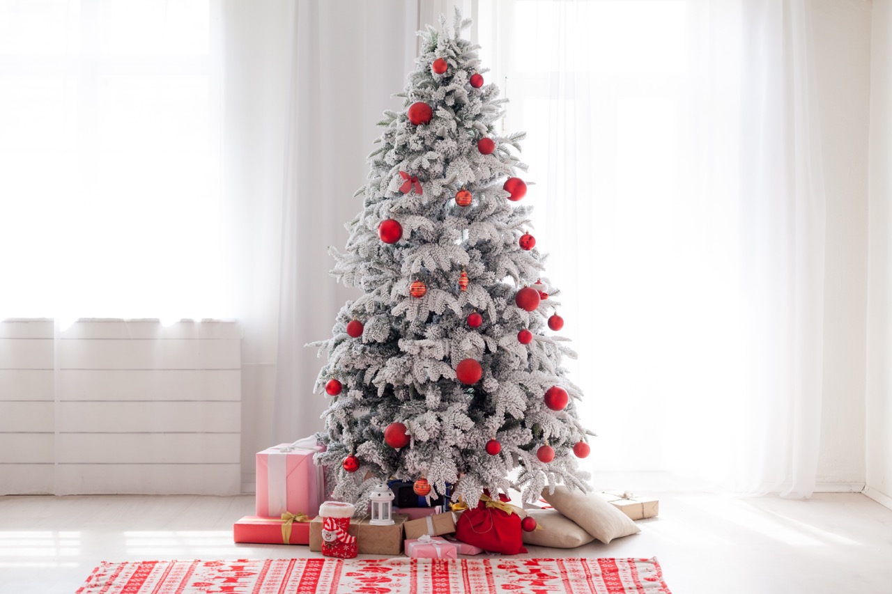 Árbol de Navidad blanco decorado con rojo y dorado