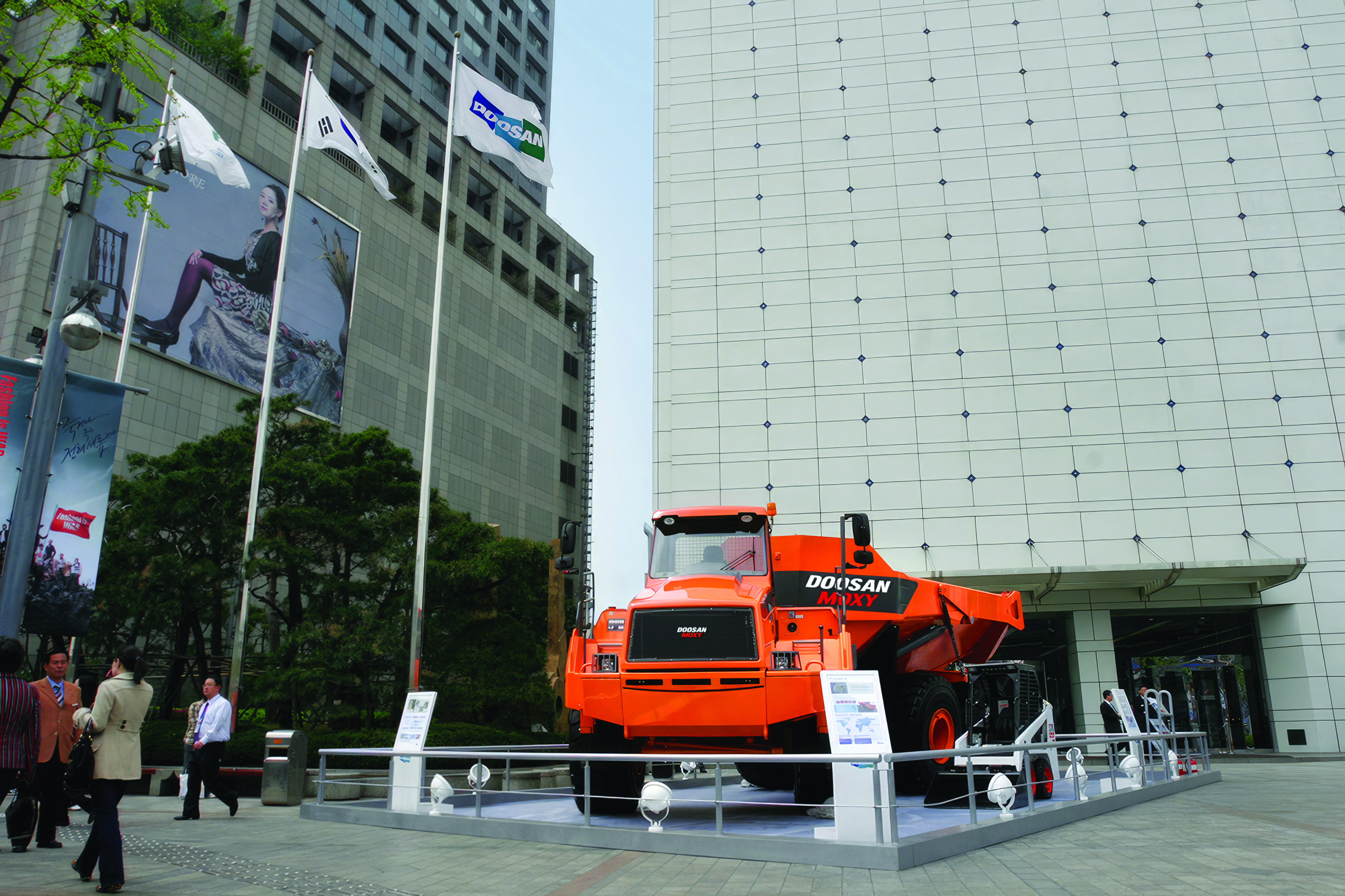 Acquires Daewoo Machinery and incorporates Doosan Group