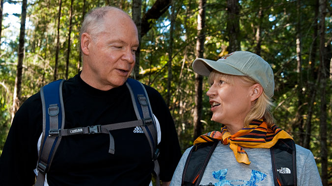 21404-hiking-redwood-national-forest-northern-california-couple-c.jpg