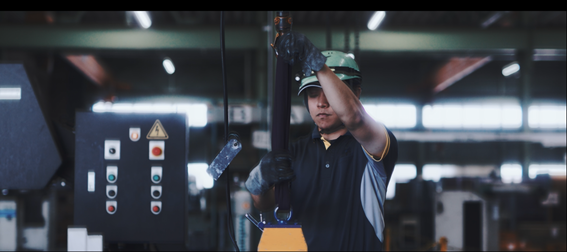 ブランドムービーより｜品質を支える現場スタッフのカット