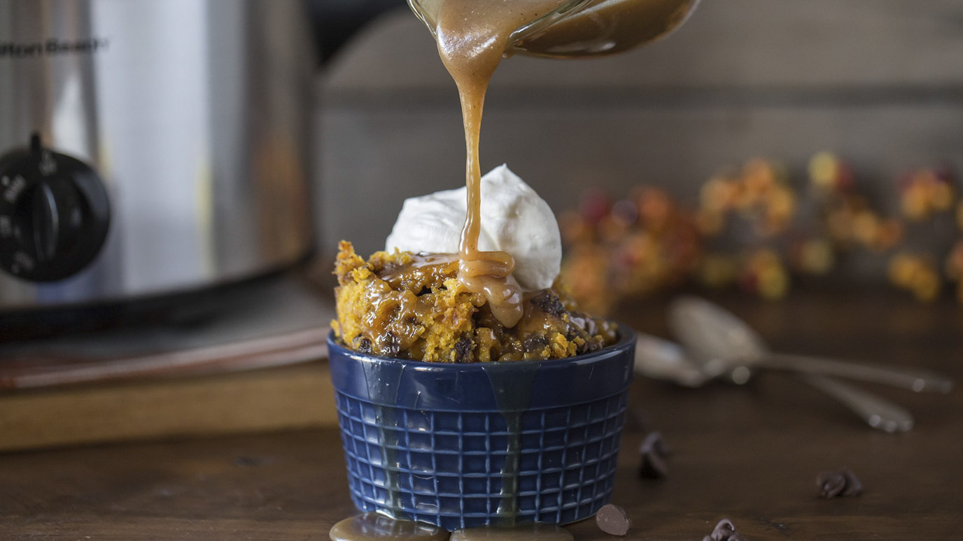 slow_cooker_pumpkin_cake_with_caramel_sauce_2000x1125.jpg