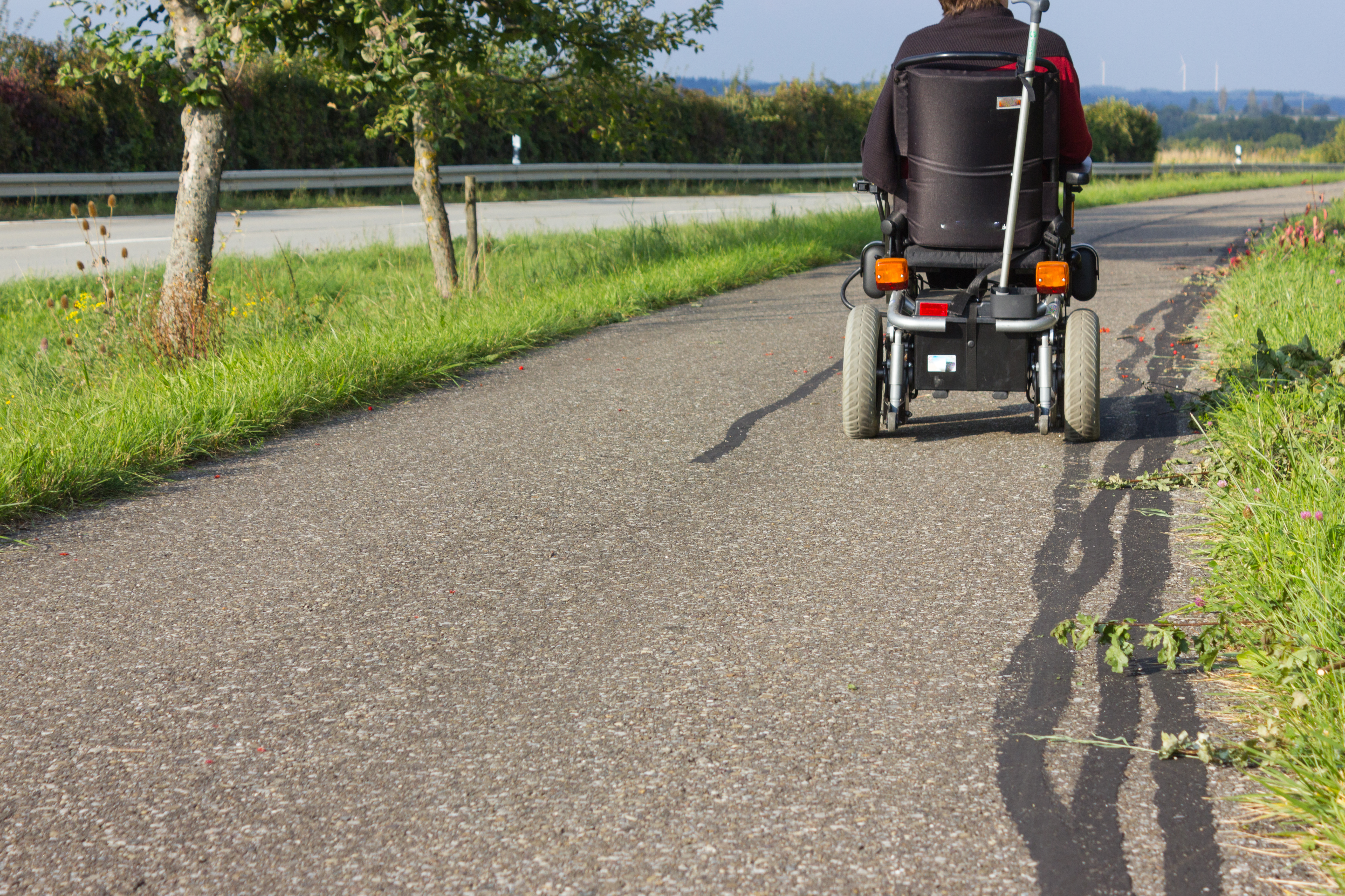 driving-a-powered-wheelchair-in-the-countryside