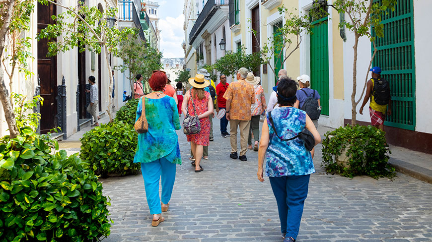 23508-CU_Havana_Walking-Tour_c.jpg