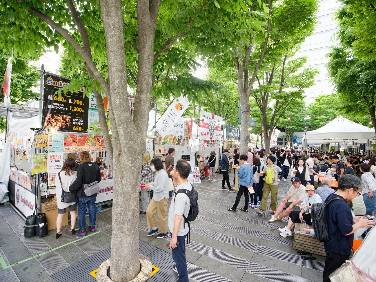 屋外, 人, 民衆, ウォーキング が含まれている画像自動的に生成された説明