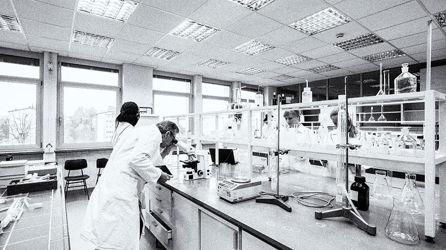 25052-Scientists-in-Laboratory-lghoz.jpg