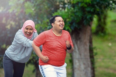 Olahraga + makan seimbang = tips sehat turunkan berat badan