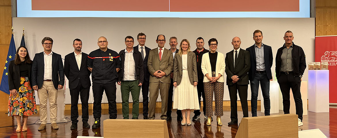 Une image contenant habits, personne, homme, intérieurDescription générée automatiquement