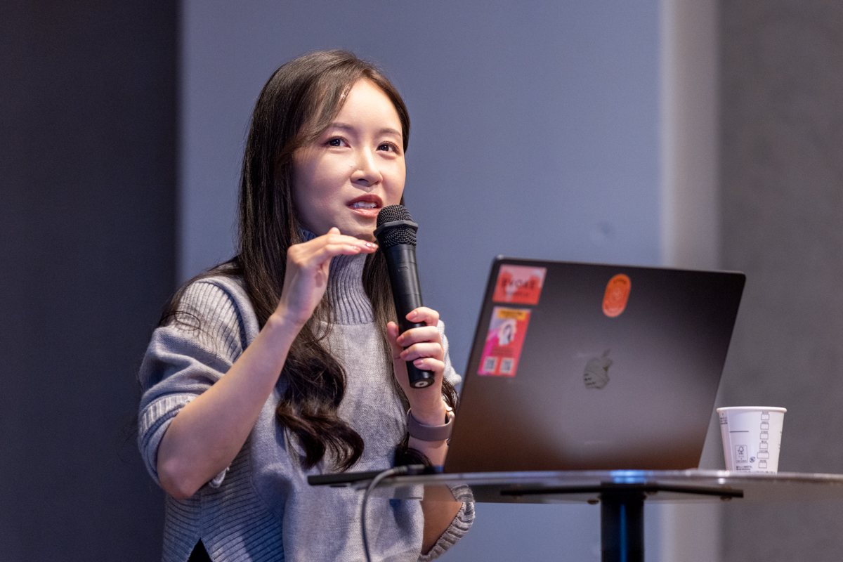 コンスタンス・リカ｜Constance Rika 株式会社アマナ／ディレクター、プロンプト・アーキテクト 国内外のBrand Visual Communicationプロジェクトに携わり、新商品・サービス開発のブランド構築や海外進出支援を担当。ダイナミックなビジュアルデザインスキルとグローバルな感性で新たな価値を創造。現在はAIを活用したクリエイティブ制作とDX推進に取り組んでいるクリエイティブ錬金術師。