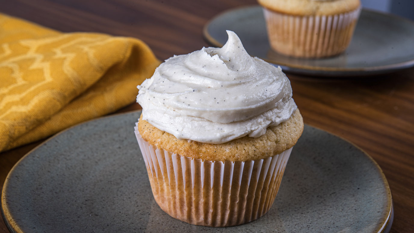 vanilla_cupcakes_with_buttercream_frosting12056_2000x1125.jpg