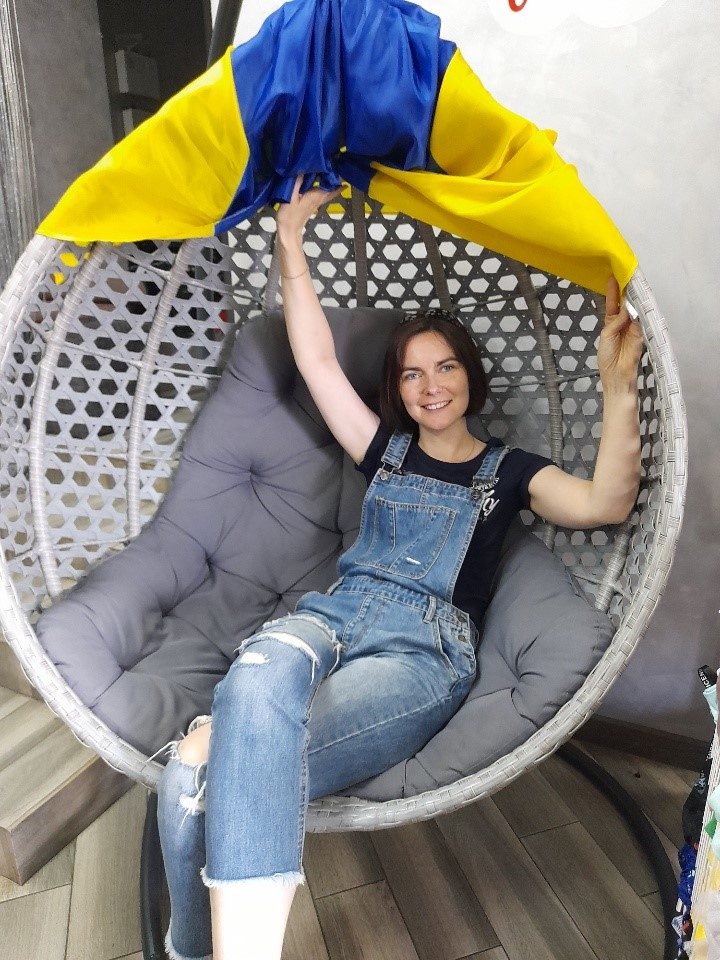 ロシアの攻撃が始まった2022年2月、ウクライナ人の女性（写真）は息子とともに避難することを決めました。避難民で混雑する状況の中、彼女はMastercardの「Where to Settle」プラットフォームを通じてワルシャワの小さな町ソハチェフを見つけることができたという。出典：Mastercard公式記事