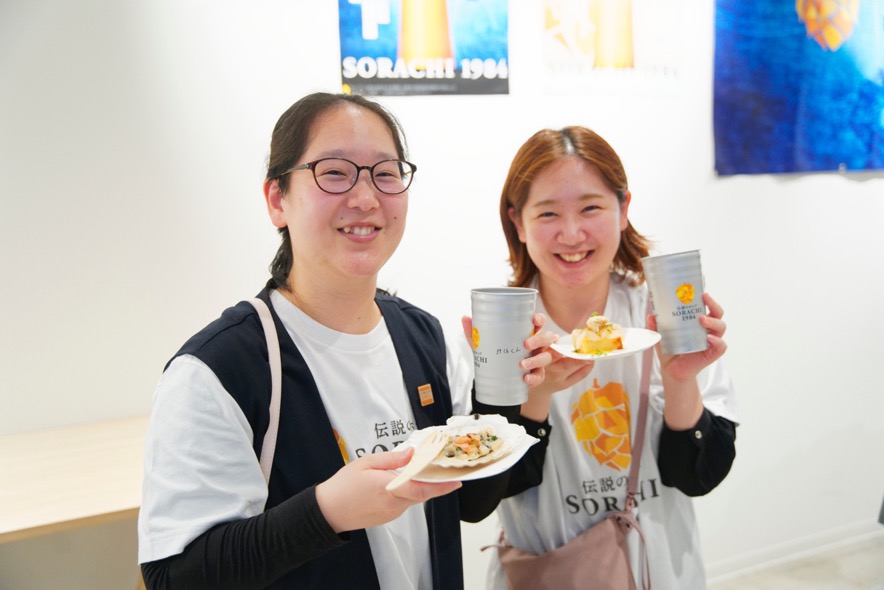 ドーナツを食べる女性AI によって生成されたコンテンツは間違っている可能性があります。