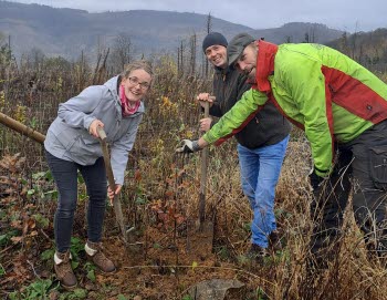 Sandra Marmulla and Tobias Beckmann planting trees.
