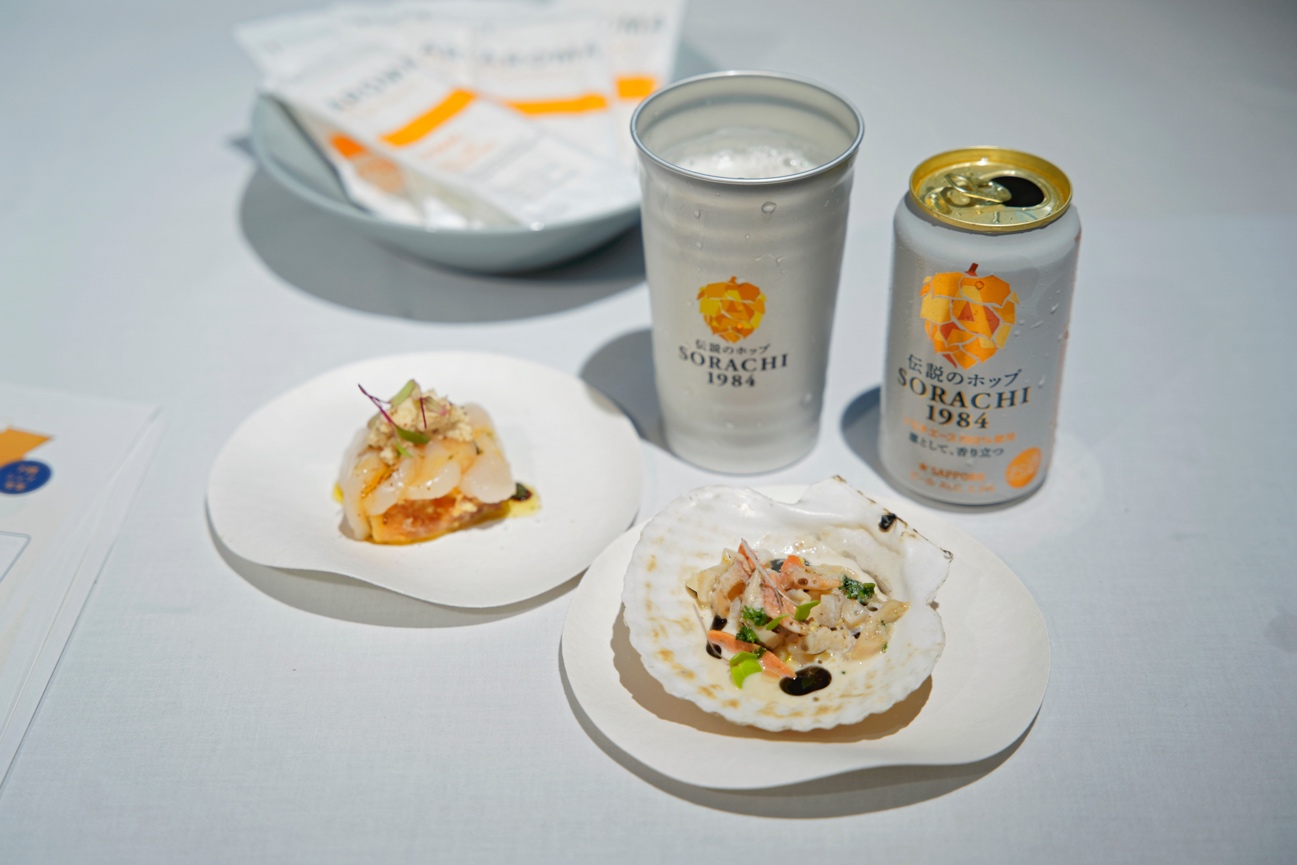 皿の上の食事と飲み物AI によって生成されたコンテンツは間違っている可能性があります。