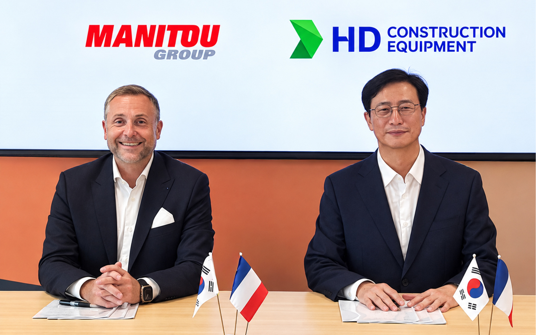 Sylvain Blaise, President & CEO of Manitou Group and Moon Jae-young, President & CEO of HD Construction Equipment.