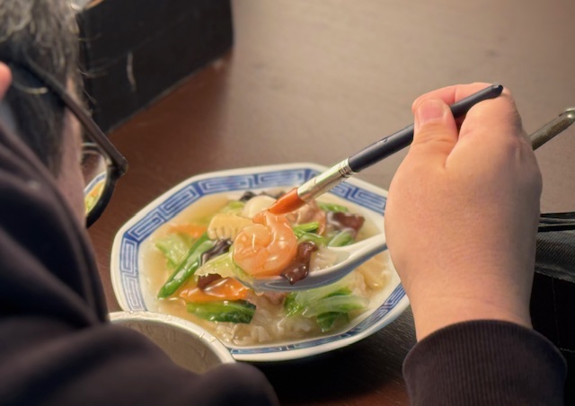 中華丼のあんを筆で追加しながら微妙なハイライトの入り方を調整する