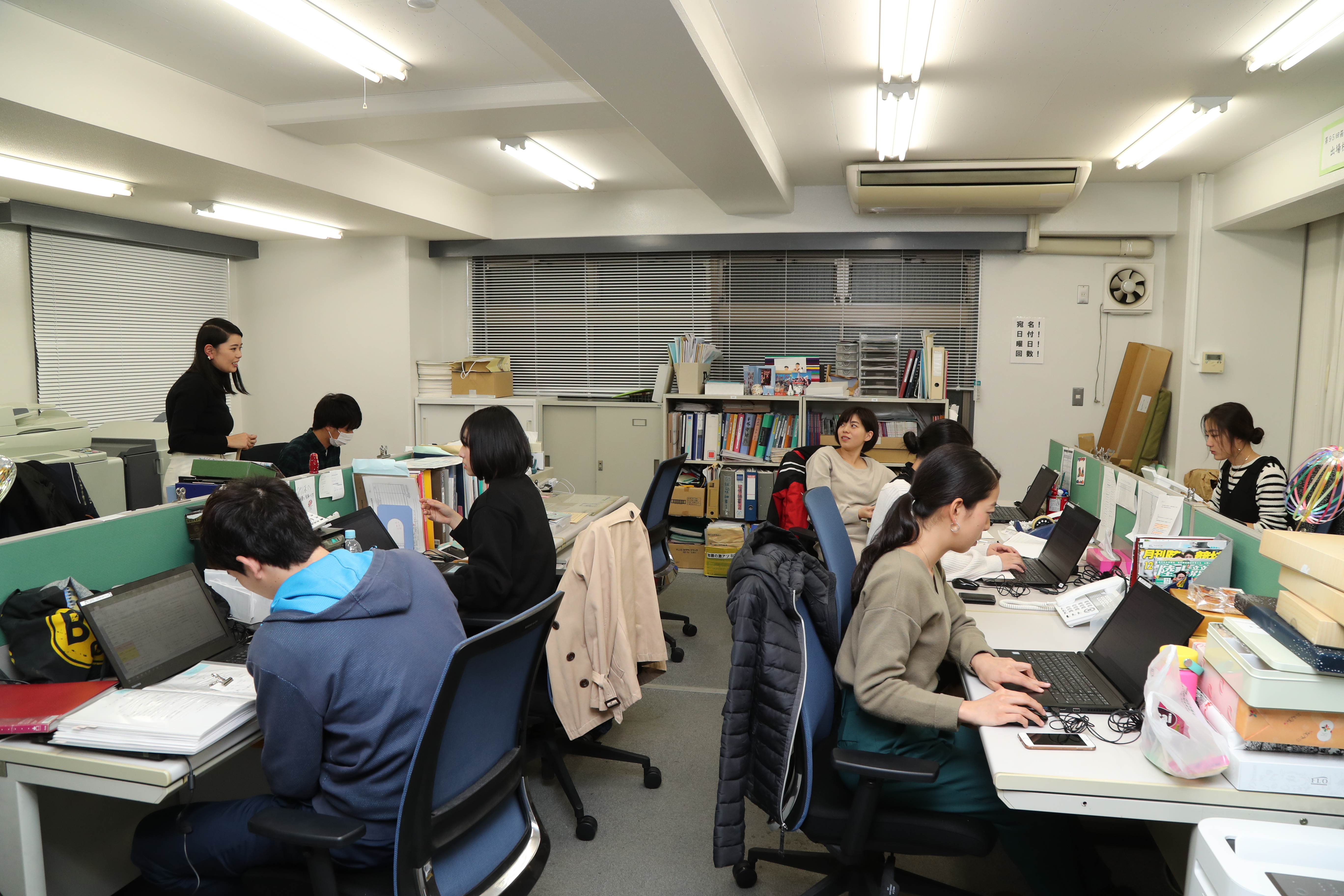 川崎さん（左）が中心になって箱根駅伝本番に向けて準備が進む.JPG