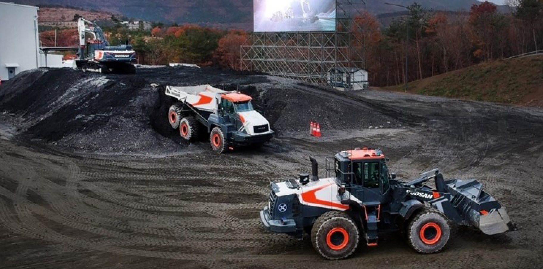 Demonstration of the DEVELON Concept-X wheel loader, articulated dump truck and excavator.