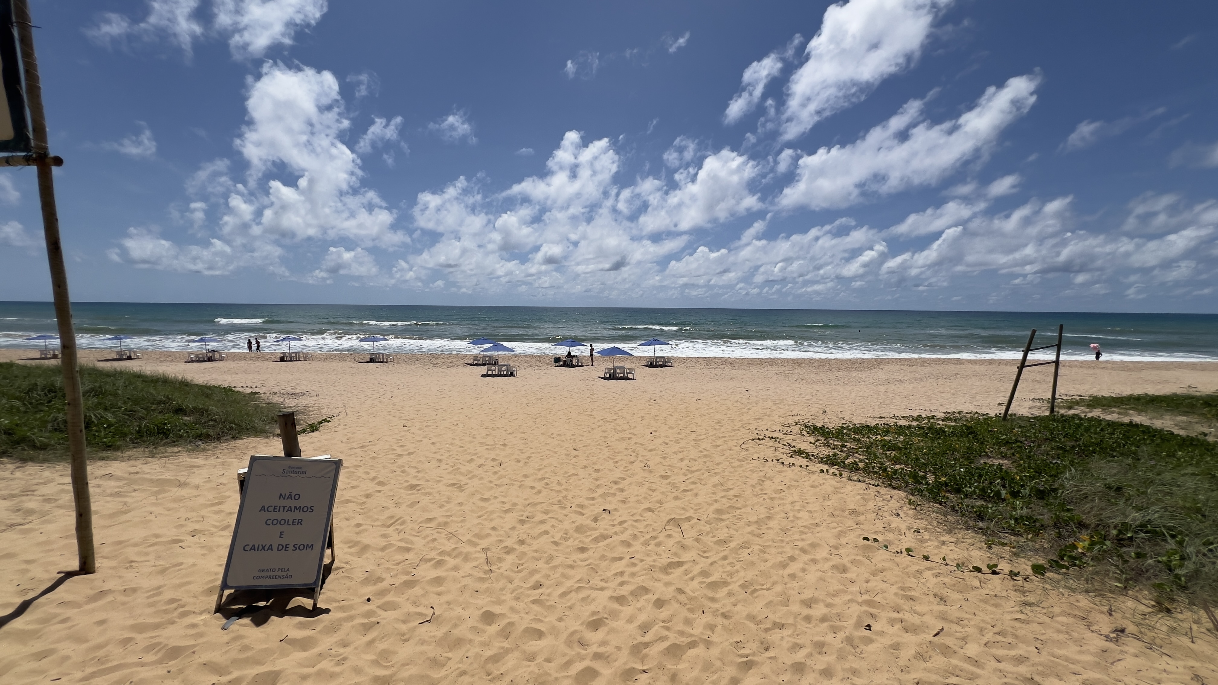 Brasilien är ett av de länder där det blivit mycket billigare att semestra senaste året. På bilden Praia de Imbassai i Bahia