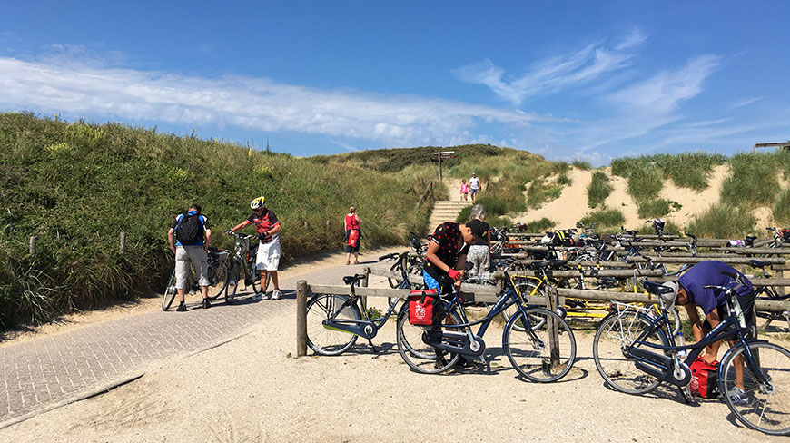 24933-NL-cyclists_at_beach_dunes-c.jpg