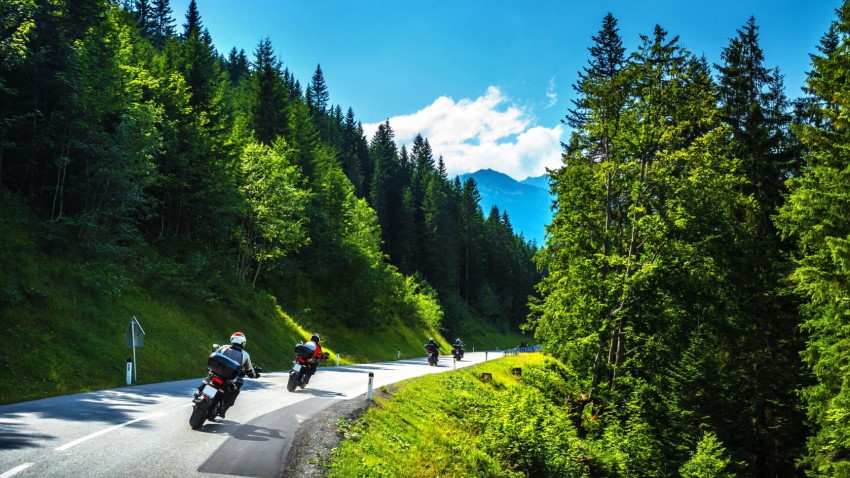 Motoristi na poti na moto zbor v sosednji Avstriji vozijo po mirni gorski cesti.