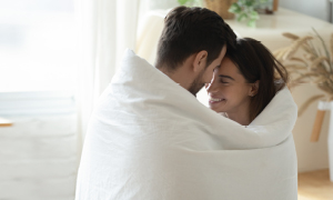 Mlad par uživa miren trenutek v varnosti, ki jo nudi življenjsko zavarovanje.