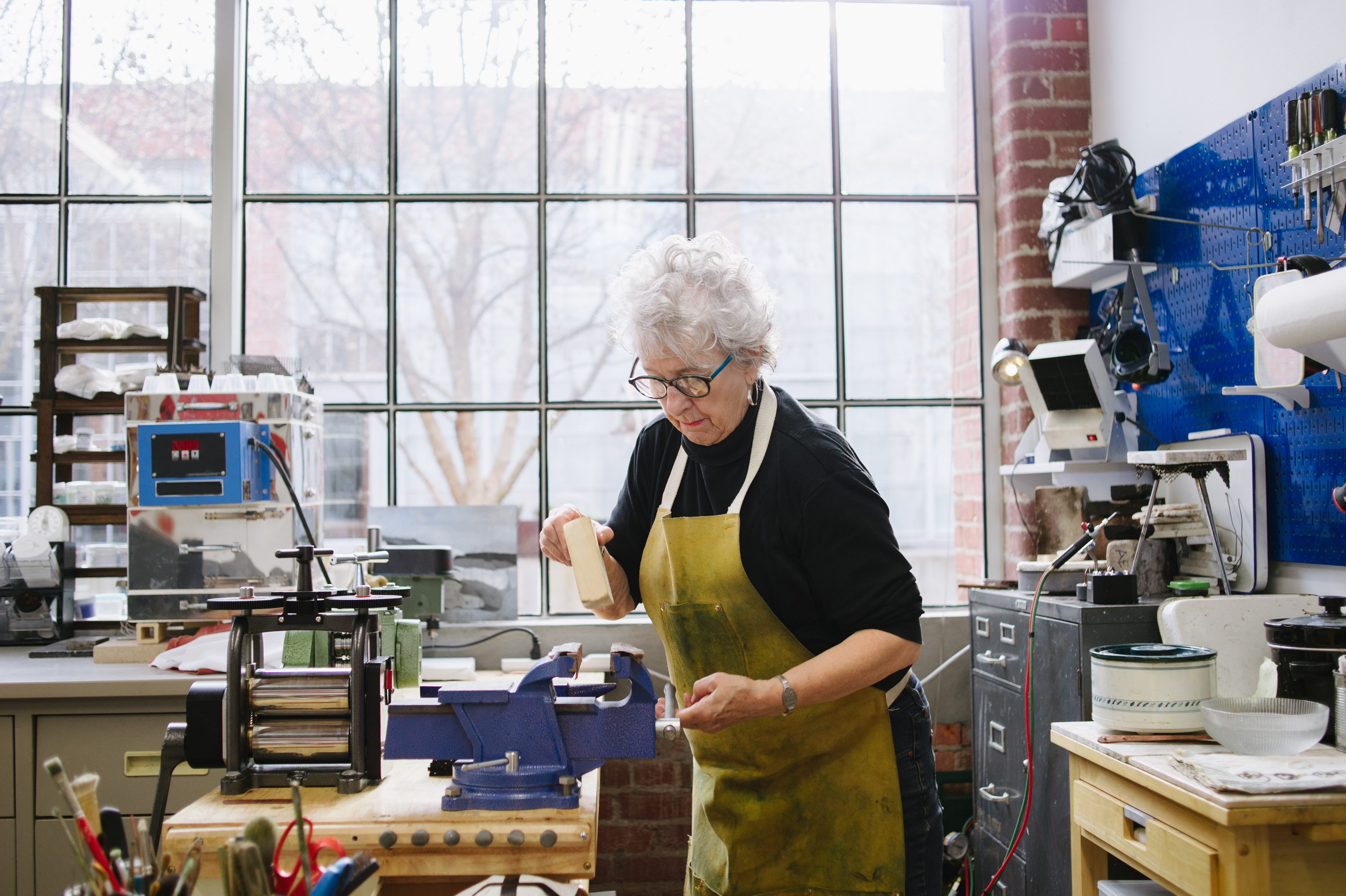 Äldre kvinna som arbetar i en verkstad