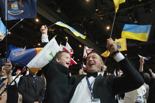 Youriy Maletskiy of Ukraine waves the Ukrainian flag
