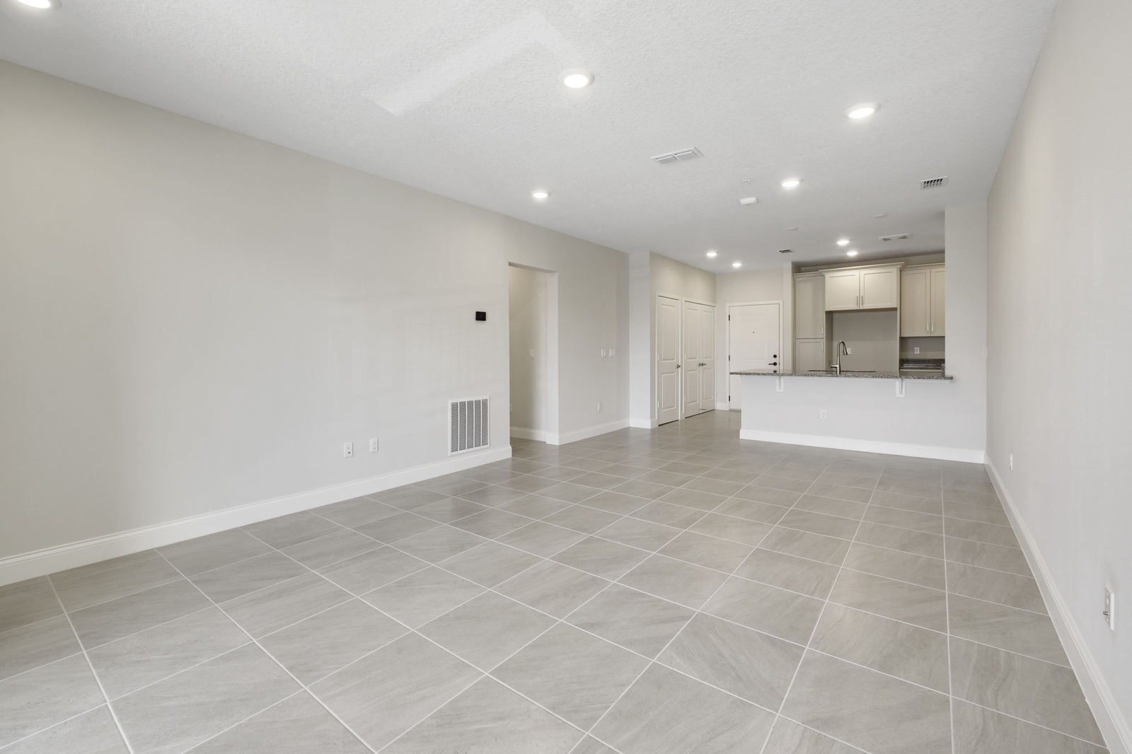 room with access to the balcony and the kitchen 