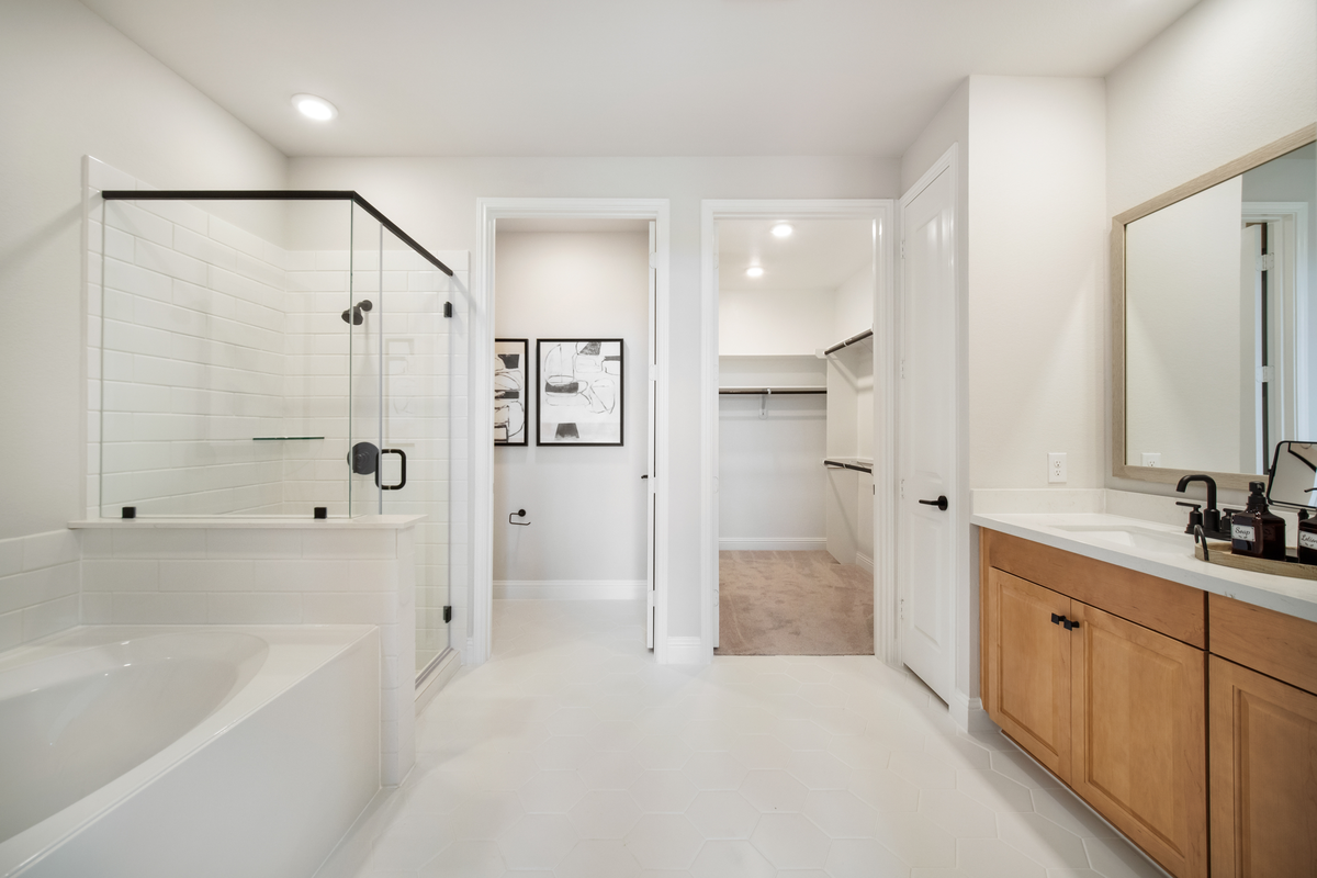spacious primary en-suite bathroom