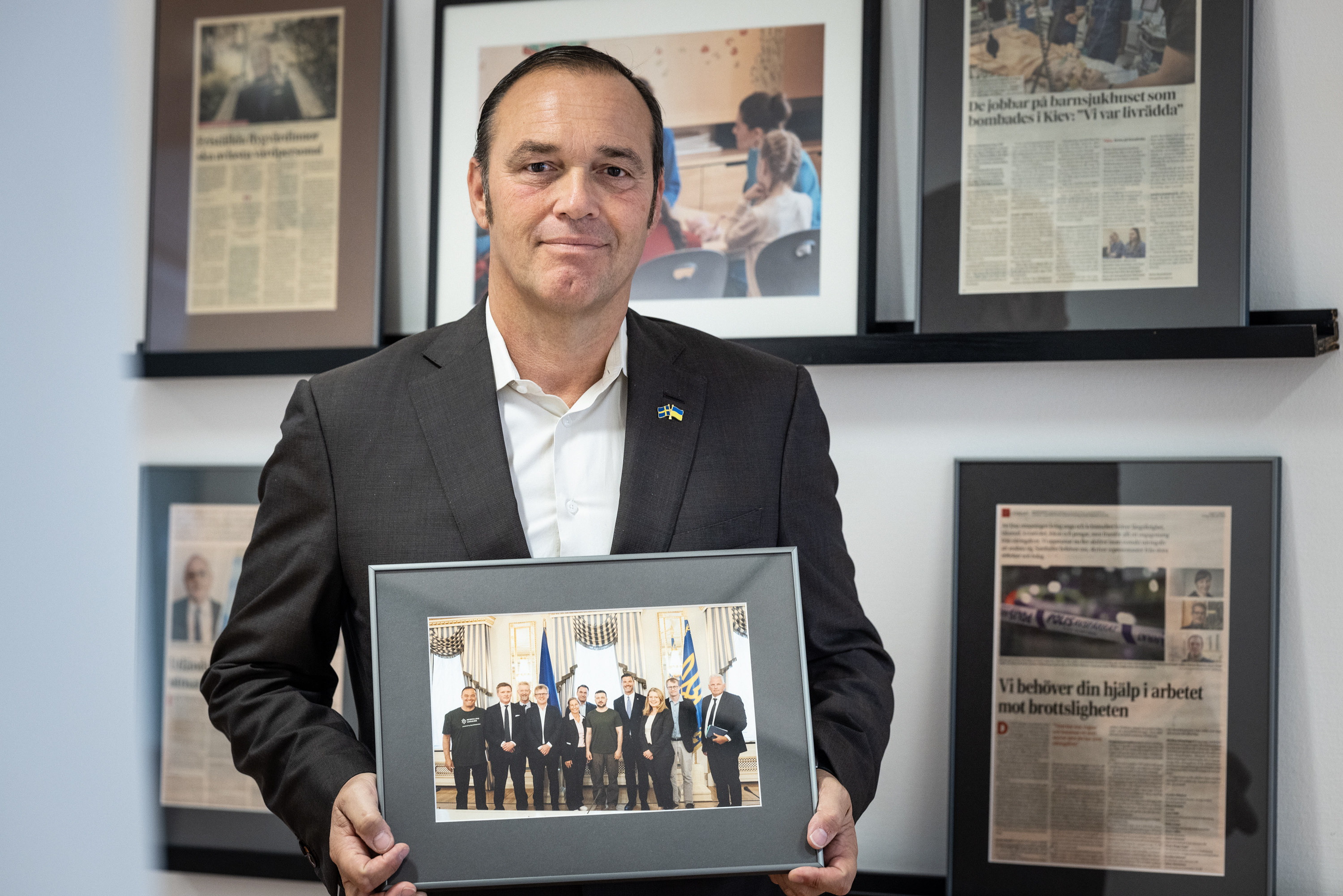 Fredrik Hillelson visar upp en bild från ett möte med president Zelensky