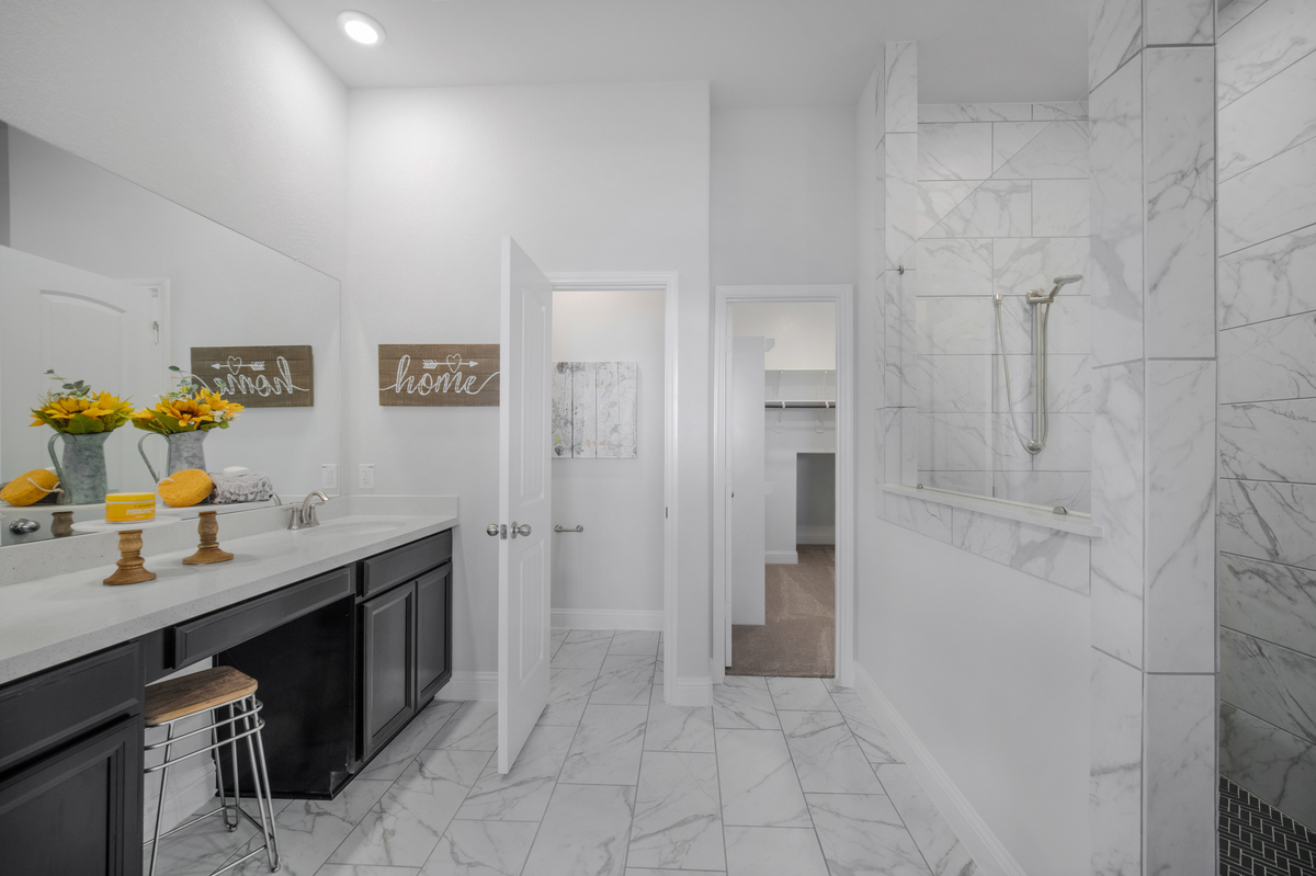 primary bath with oversized shower 