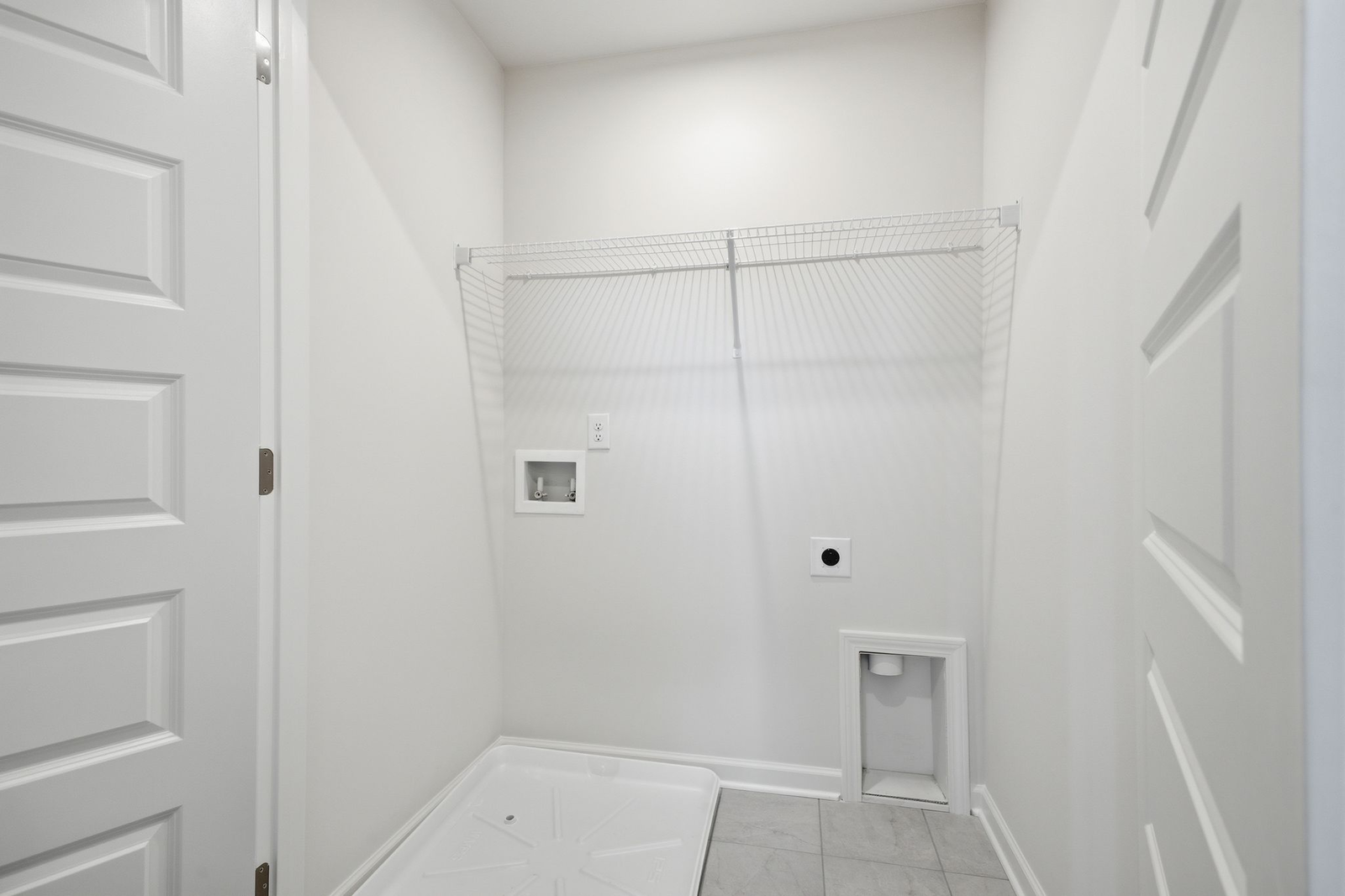 closet with carpet and built in storage