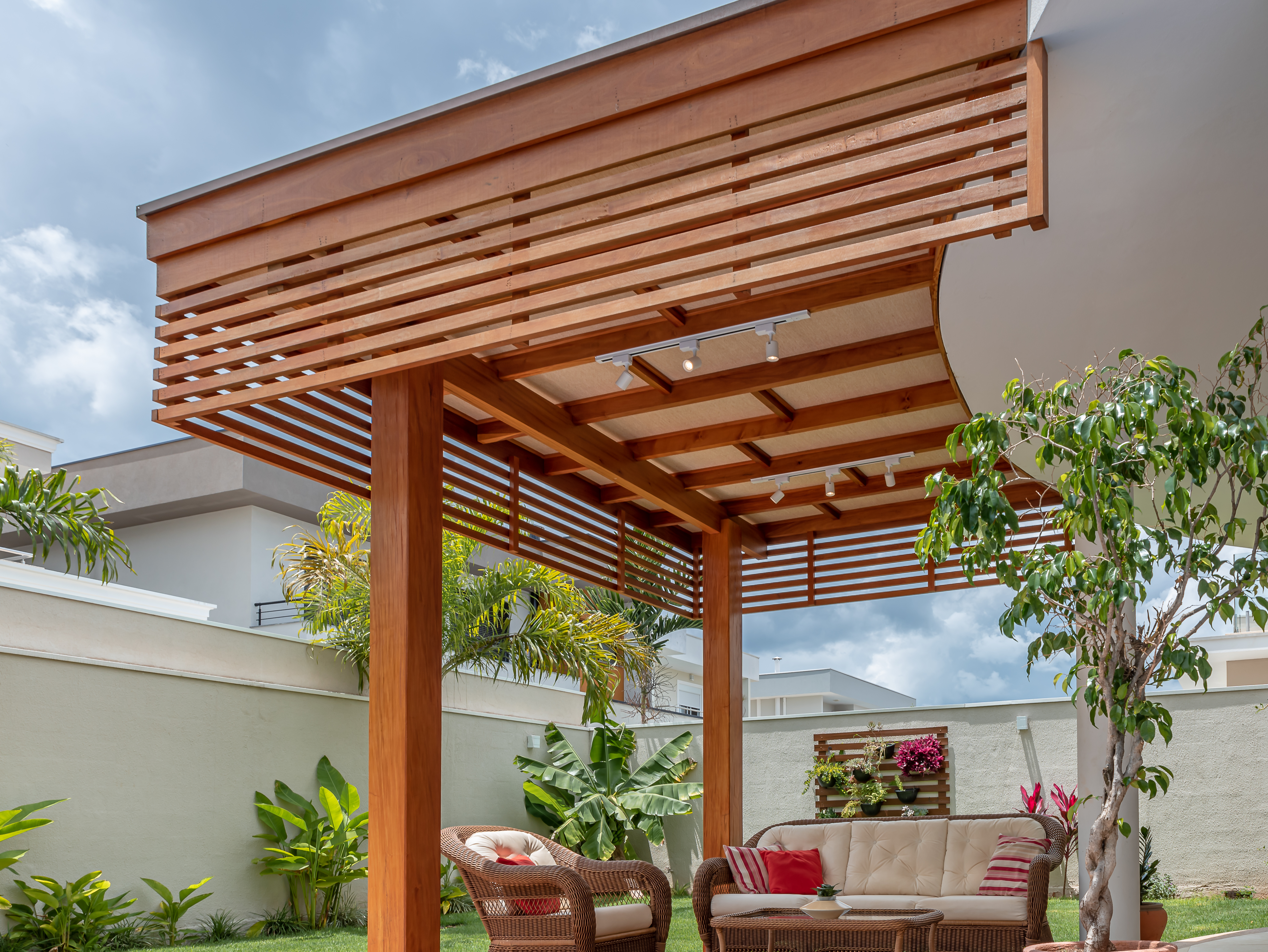 Maximo exterior hardwood application