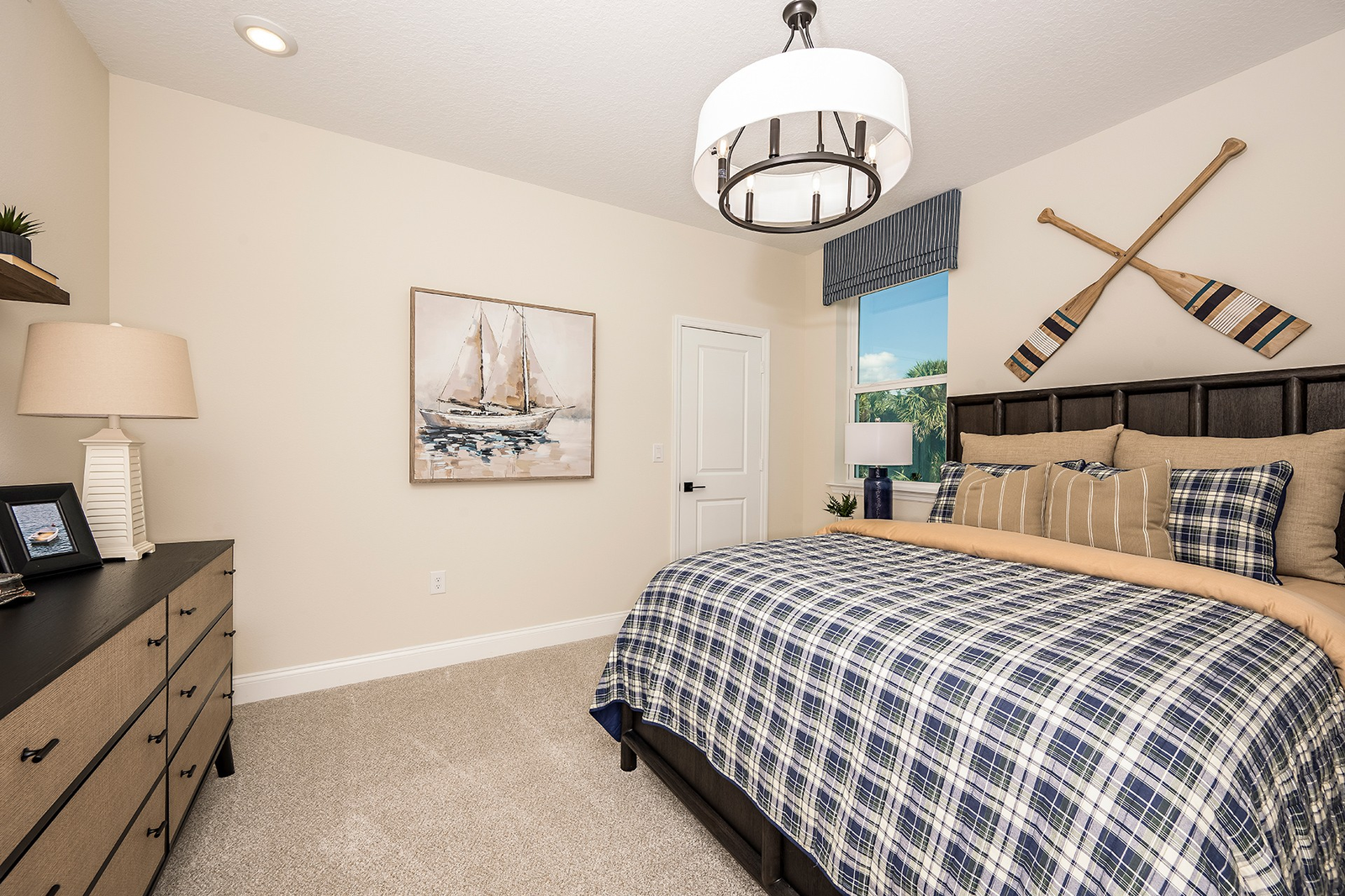 guest bedroom with carpet throughout and single window