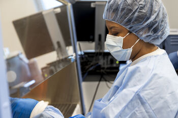 Patient Meets Technologist Who Helped Develop Her Personalized Cancer Therapy 