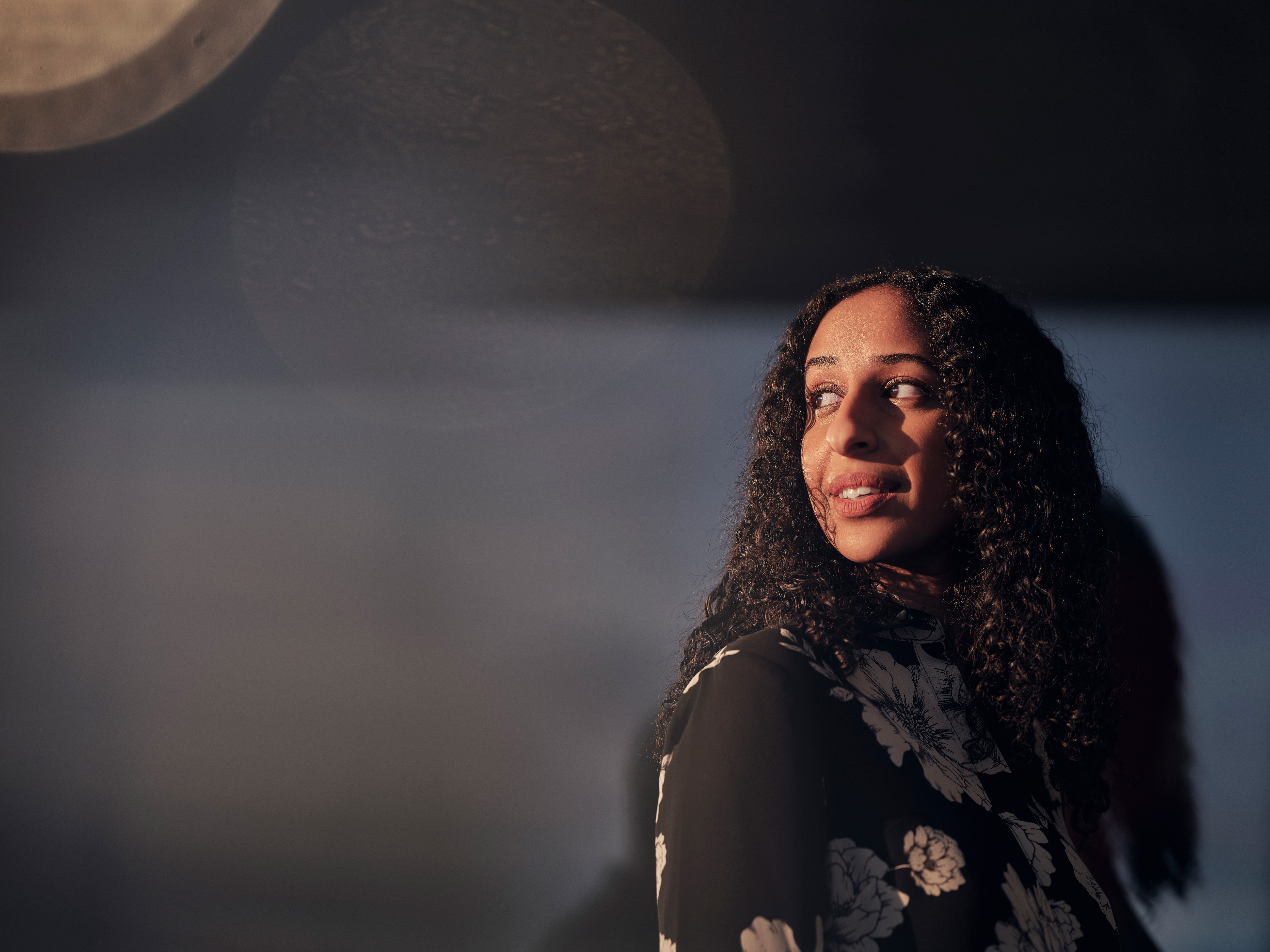 Ung kvinna vänder sig om mot solljus.