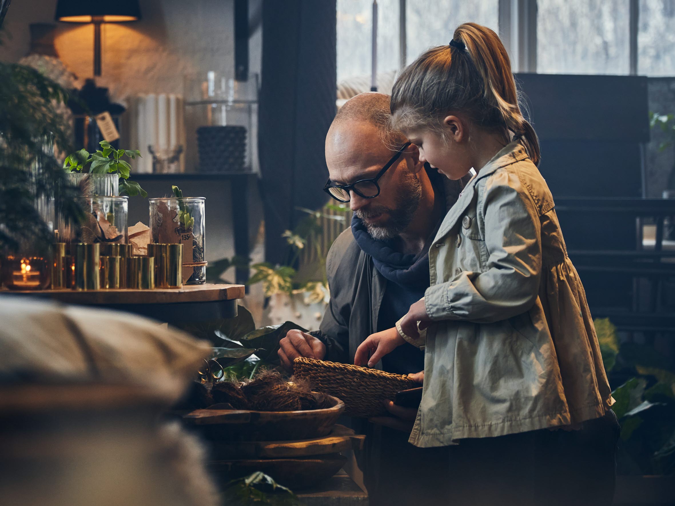 Man och flicka läser tillsammans vid ett bord.