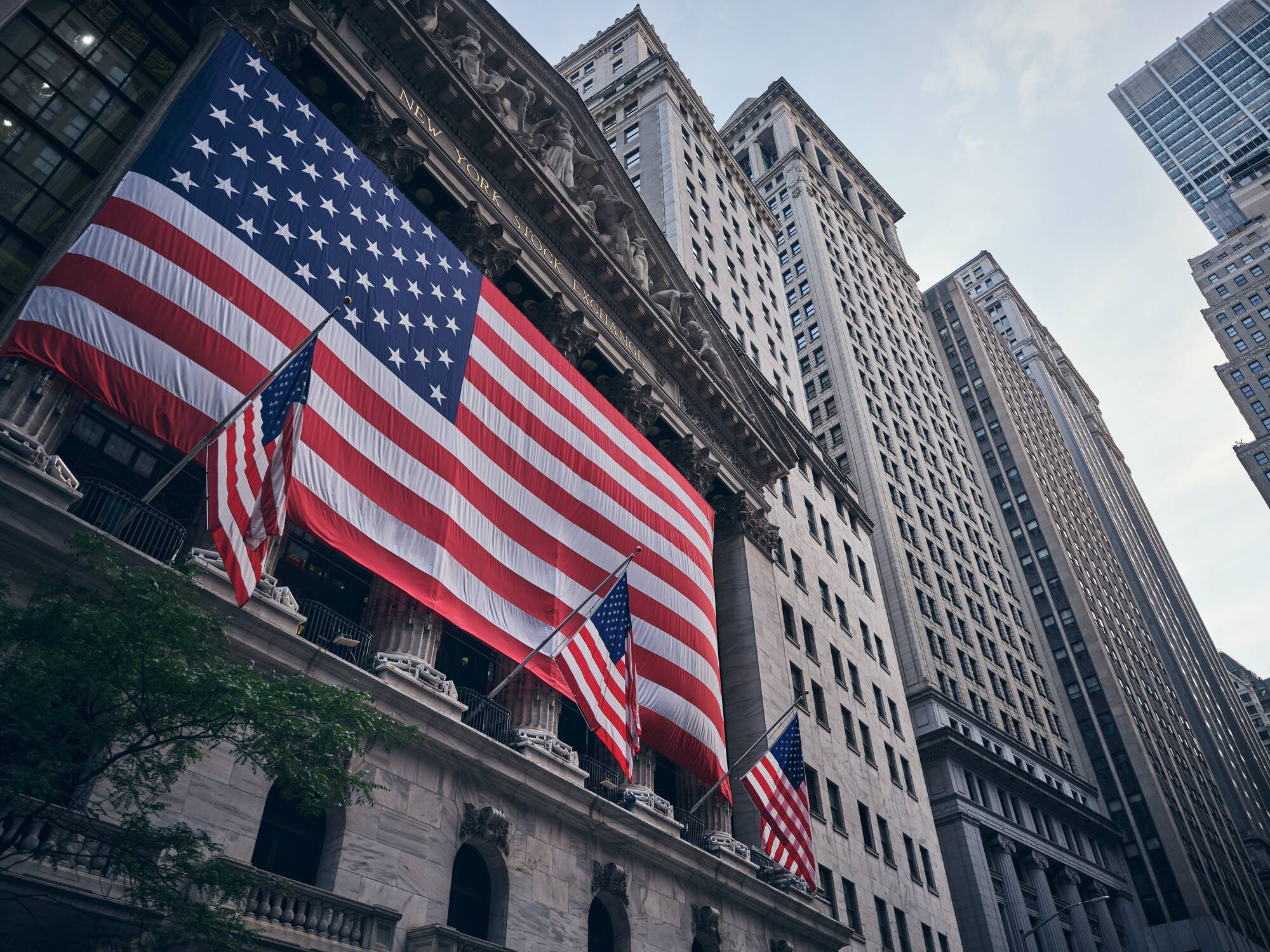 Amerikanska flaggan på Börshuset i New York