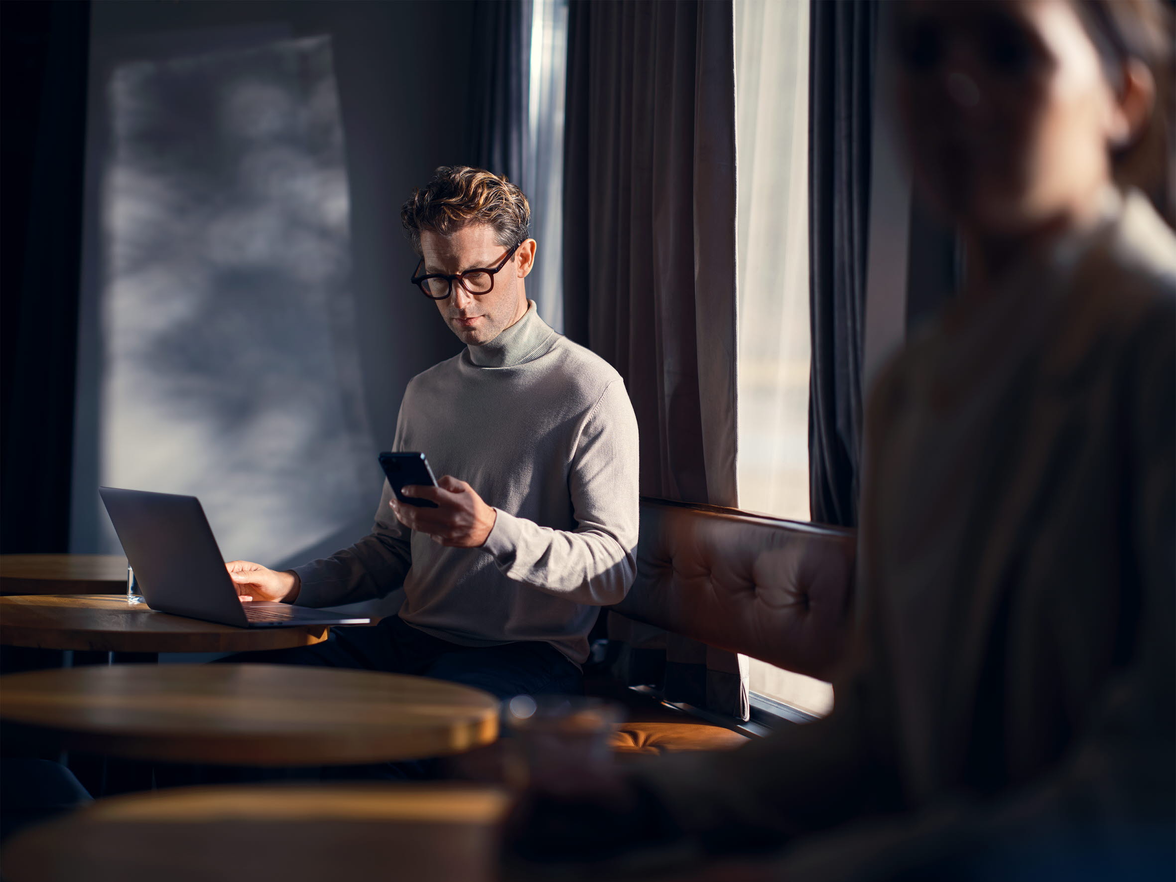 En man som håller en telefon i handen.