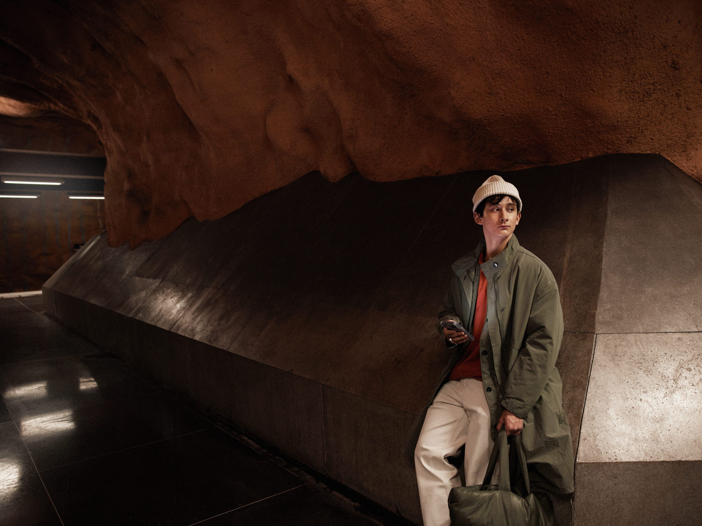 Ung man i tunnelbanegång.