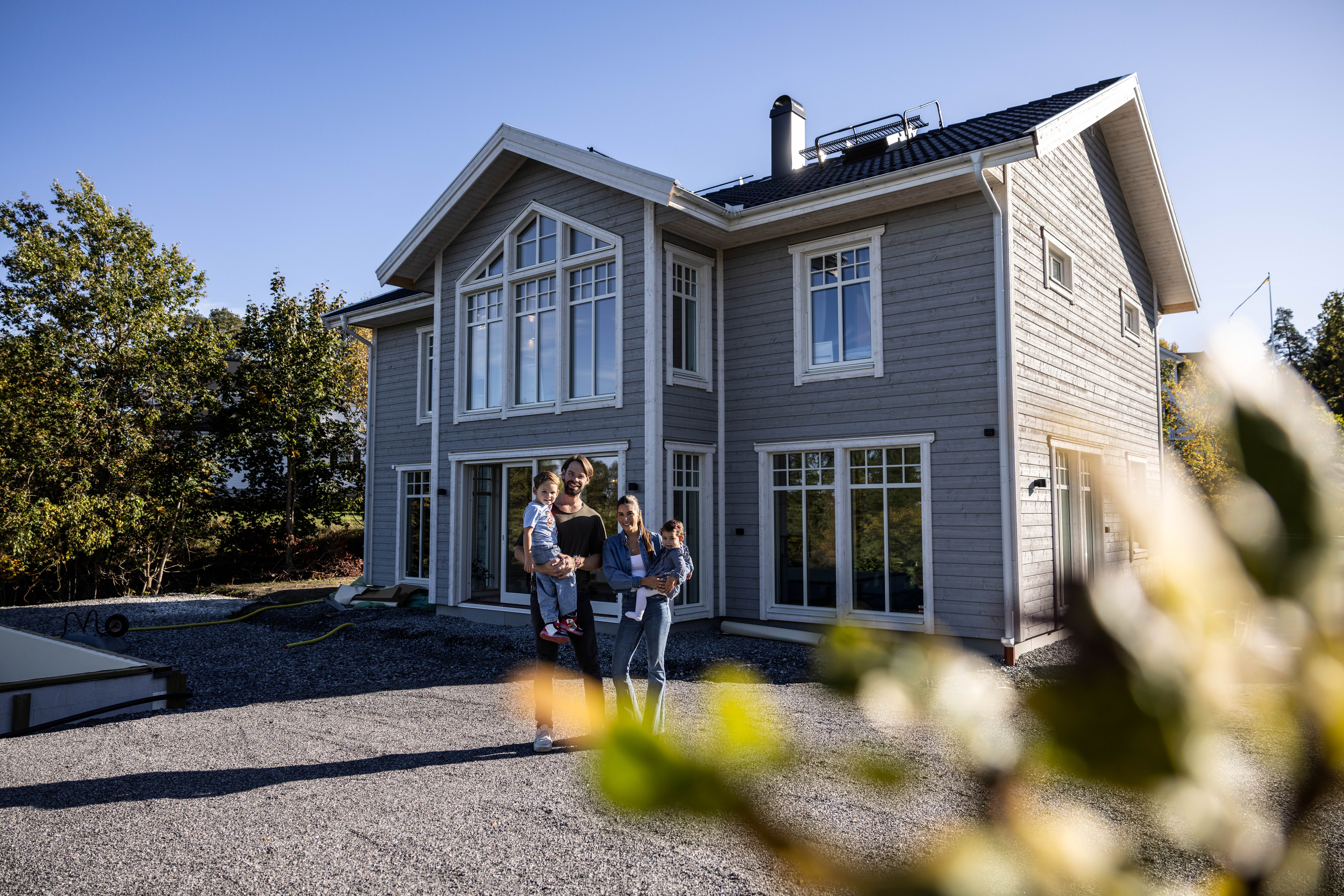 Familjen Cordero-Stolpe framför sitt energismarta hus på Värmdö – byggt med hjälp av grönt byggnadslån från SEB.