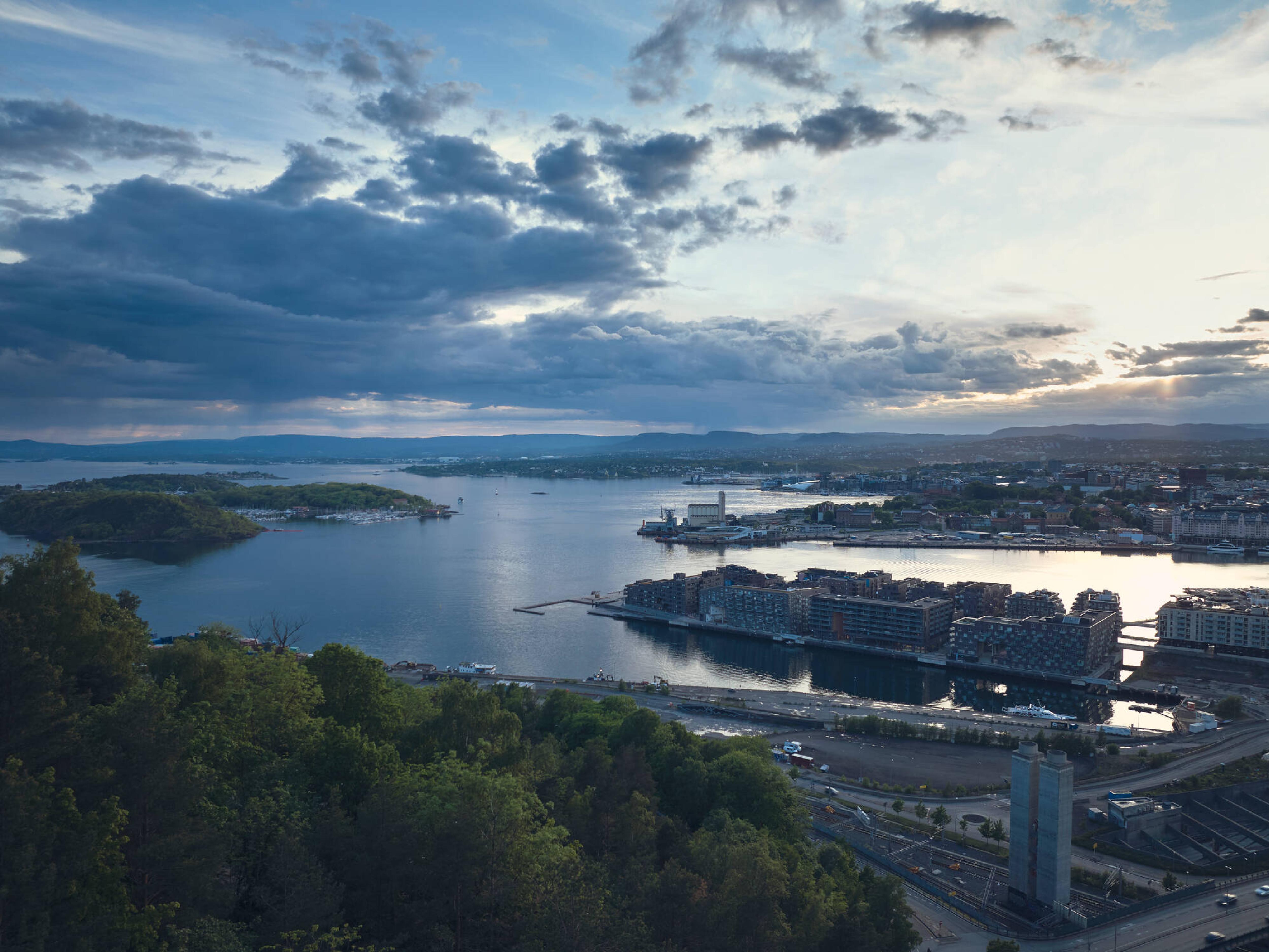 Vy över stad vid vatten. 
