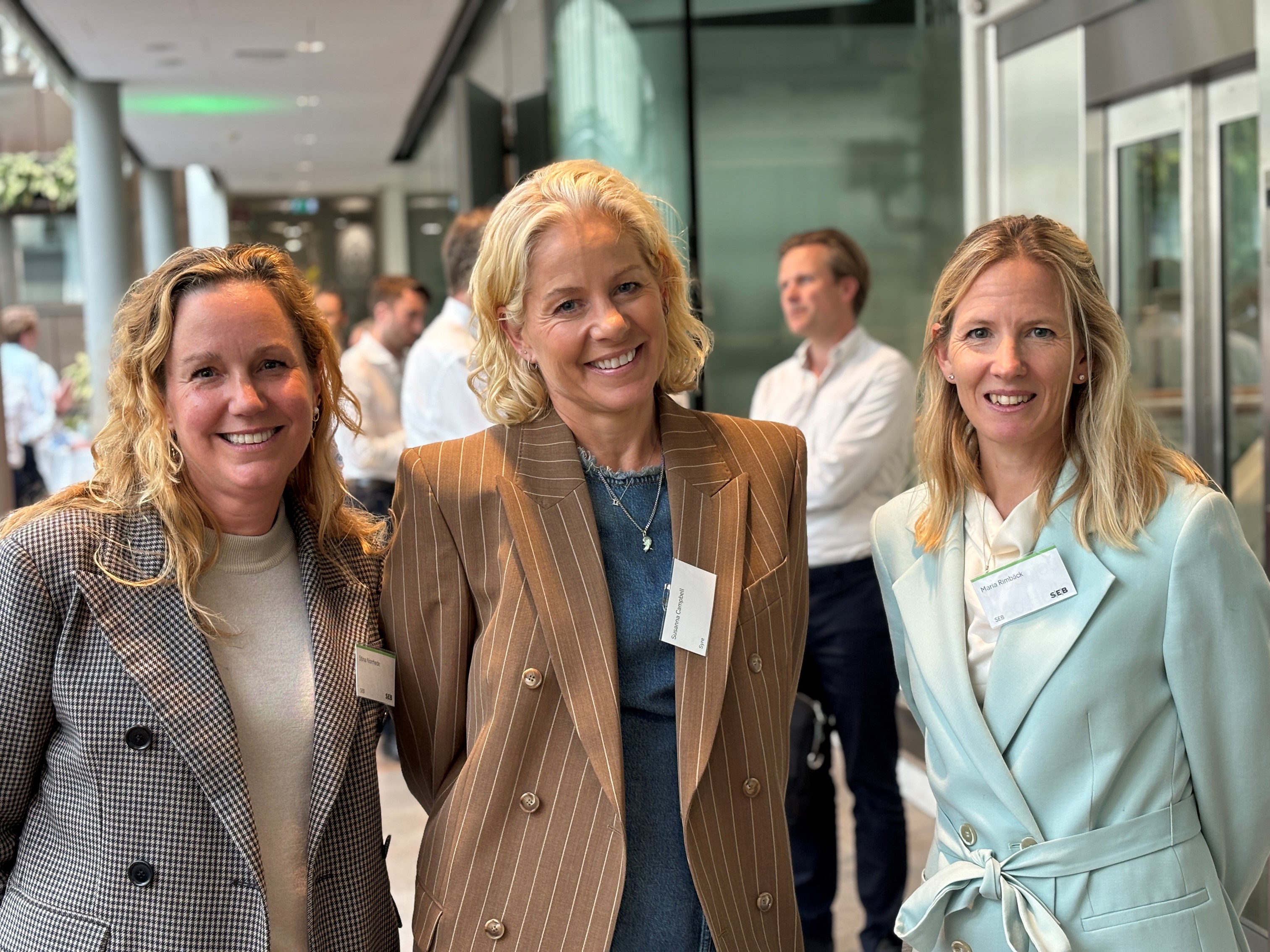 Susanna Campbell flankerad av SEB:s Stina Norrhede och Maria Rimbäck