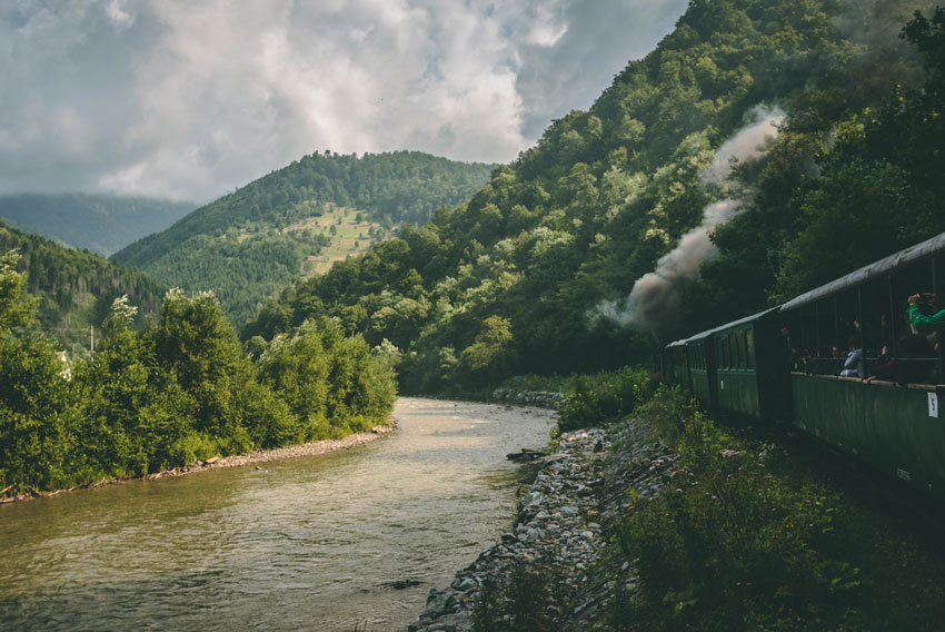 Transilvanska železnica vas popelje na potovanje z vlakom po Romuniji