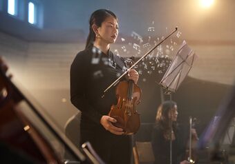 Une violoniste louchant sur une partition floue
