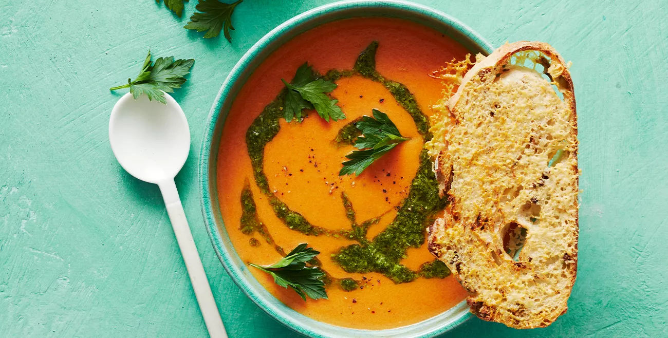 Roasted tomato soup with bread