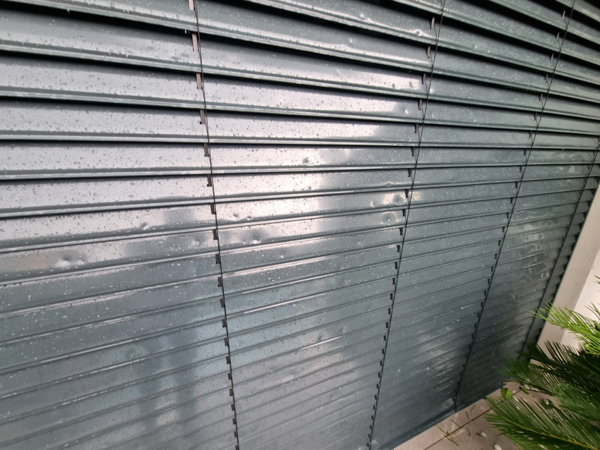 Toča je poškodovala aluminijaste žaluzije pri eni od naših strank.