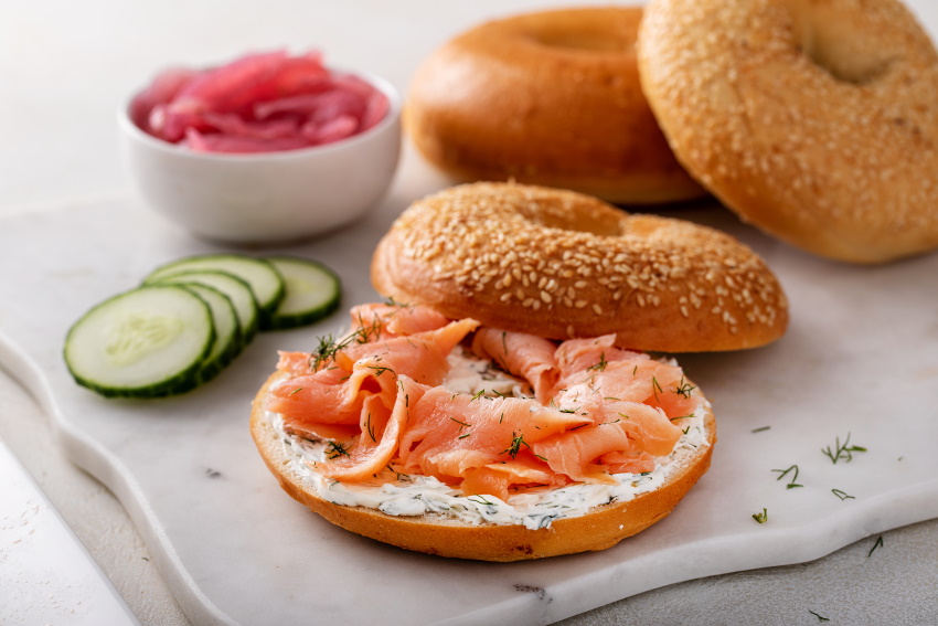 Beljakovinski bagel z lososom